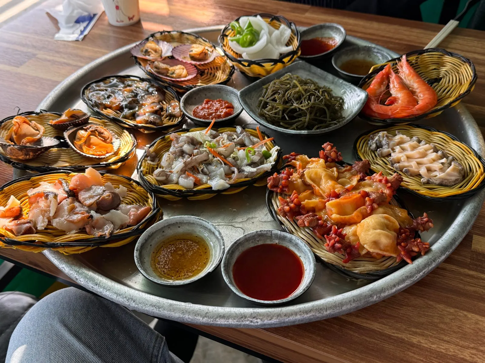 큰 쟁반에 작은 그릇마다 멍게, 전복, 새우 등 해산물을 담은 해물모듬