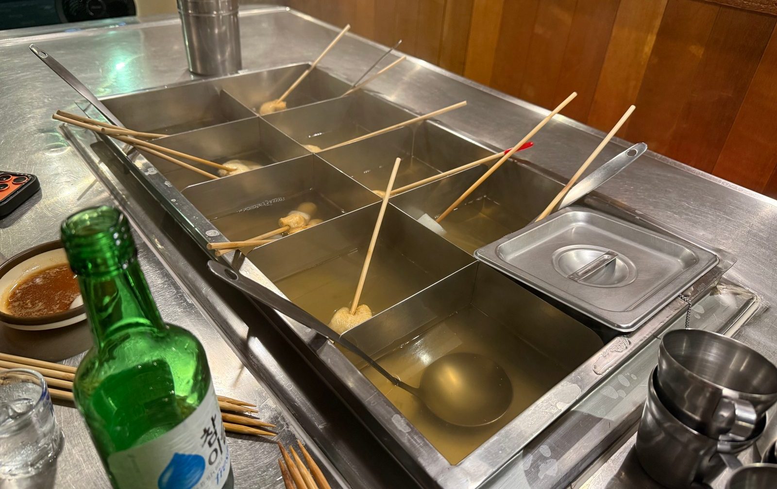 칸칸이 꼬치 오뎅이 담긴 오뎅바의 육수통과 소주병
