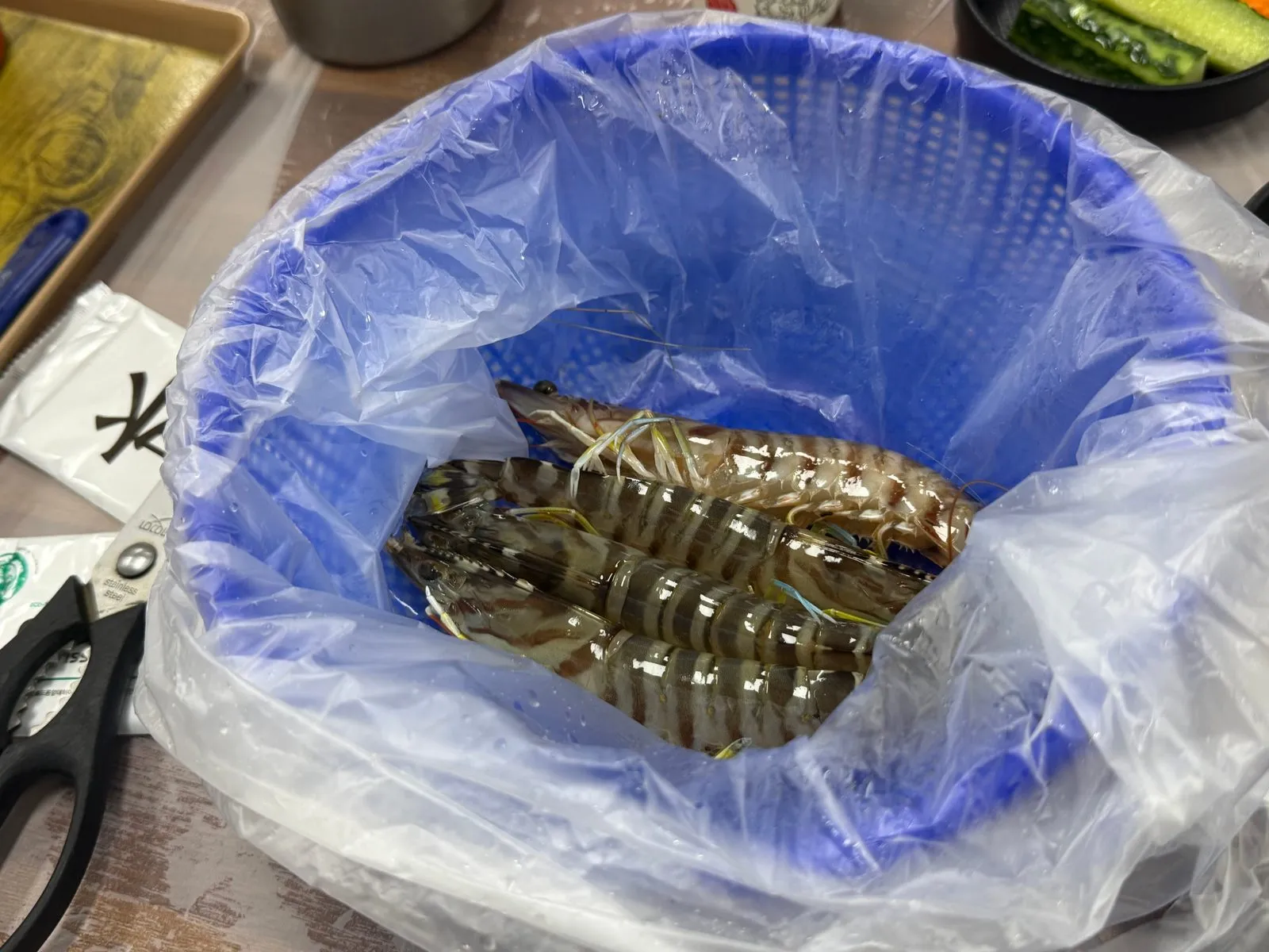 비닐을 깐 파란 바구니에 담긴 줄무늬 새우
