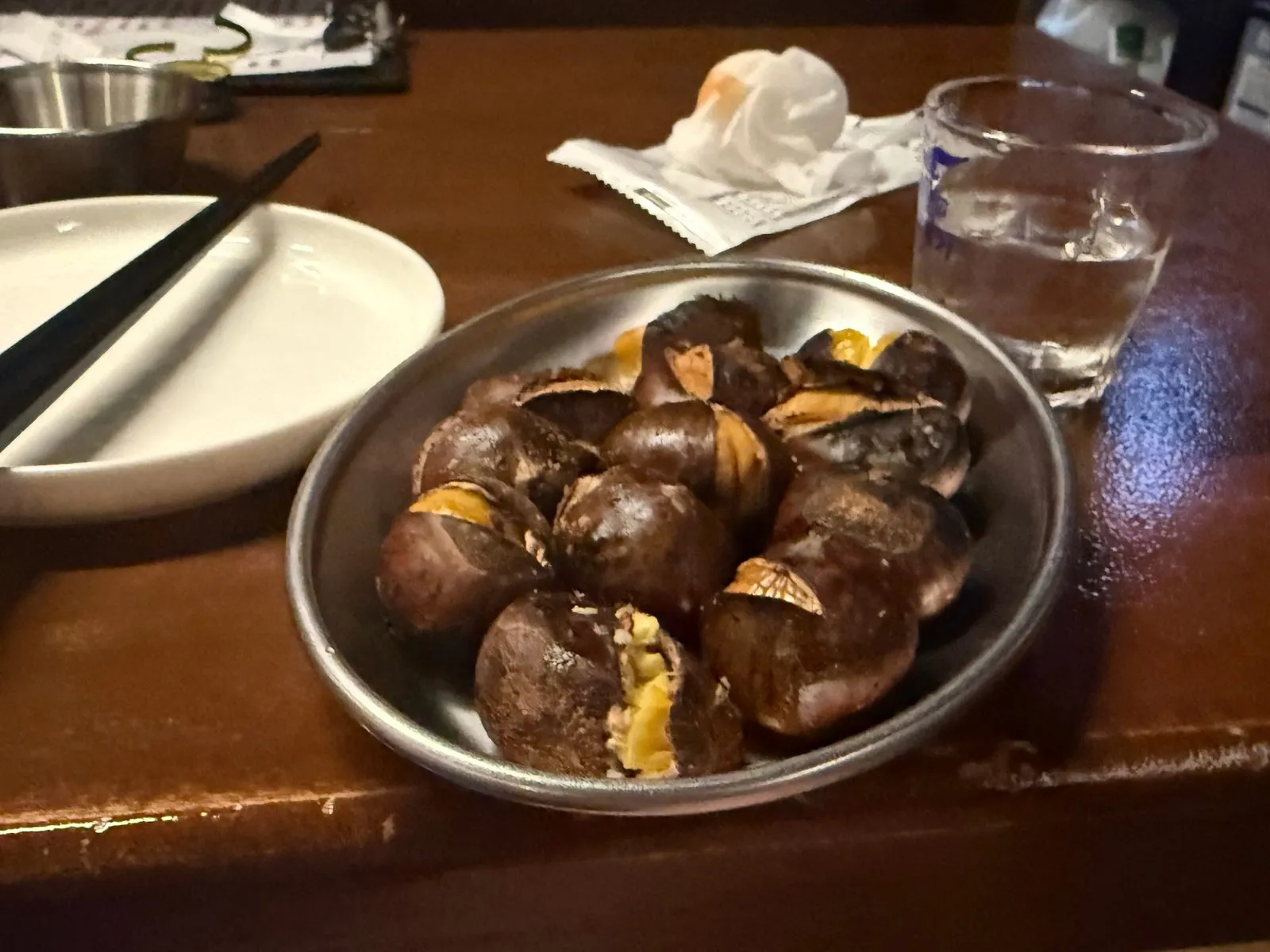 철제 그릇에 담긴 껍질째 구운 군밤