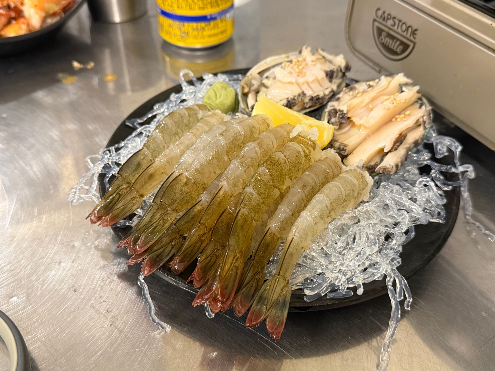 얼음 위에 올린 새우회와 전복회