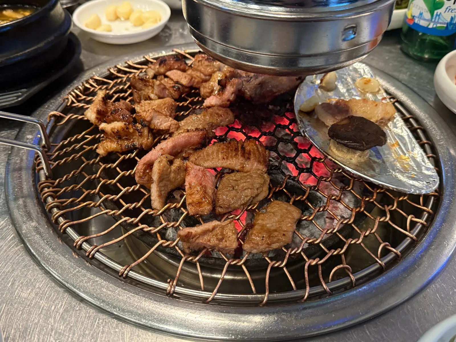 숯불 위 석쇠에서 익고 있는 양념갈비