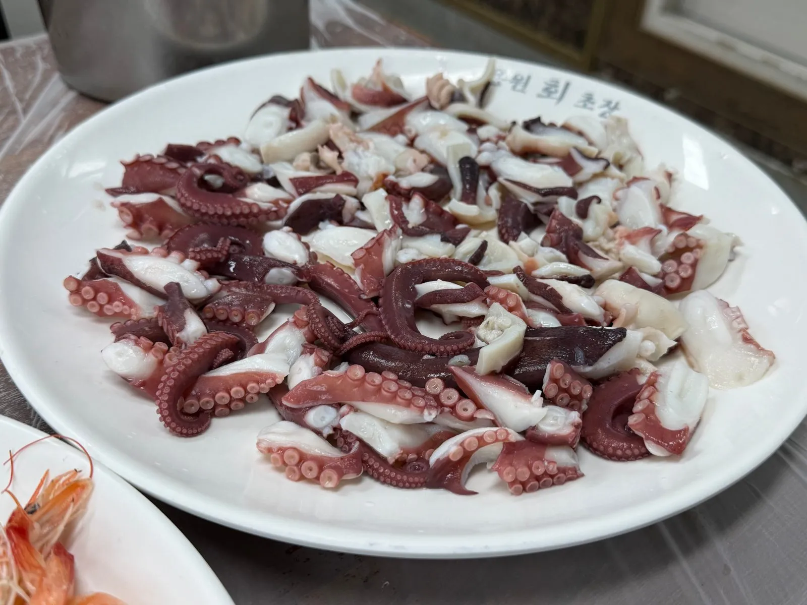 흰 접시에 썰어 담은 문어